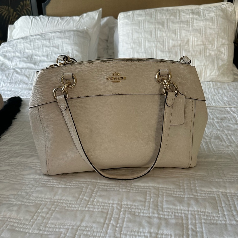 BROOKE CARRYALL (COACH F25397)
LIGHT GOLD/CHALK